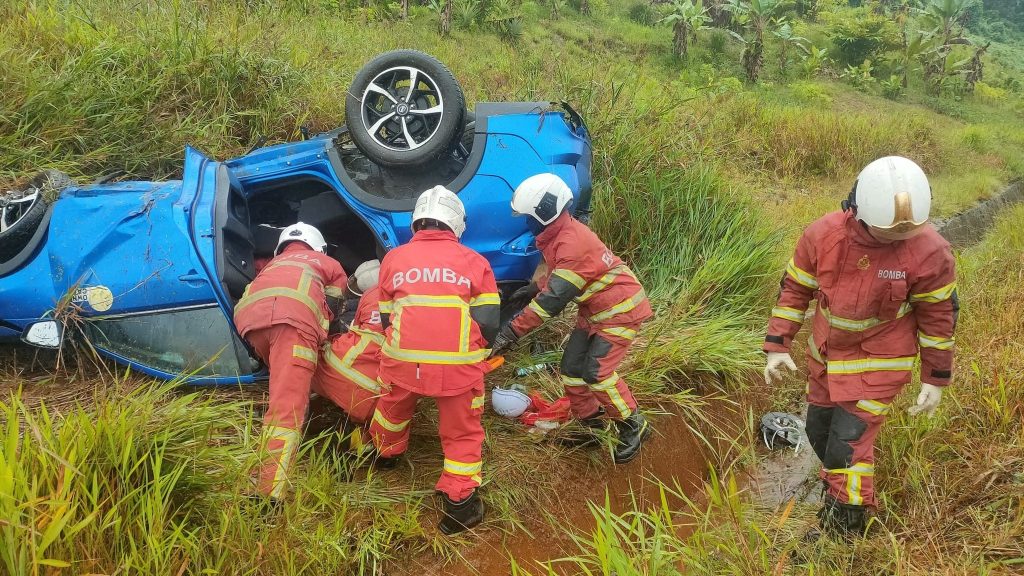 Car Overturns on Pan-Borneo Highway 4 Men Injured in Morning Accident