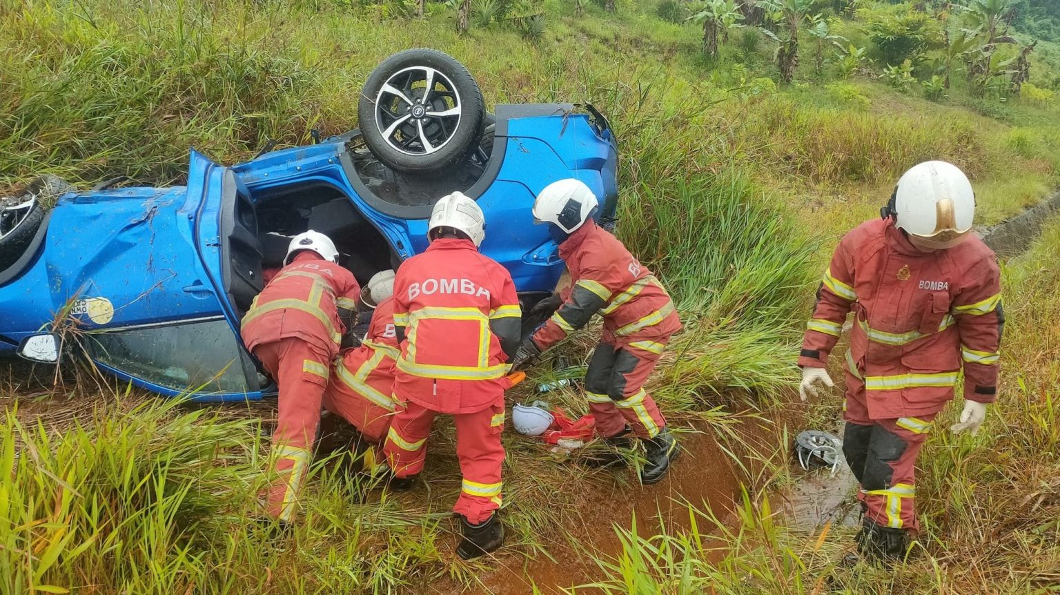 Car Overturns on Pan-Borneo Highway 4 Men Injured in Morning Accident