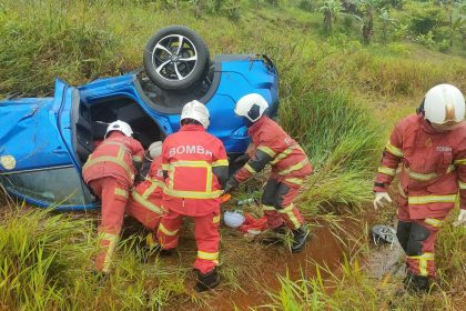 Car Overturns on Pan-Borneo Highway 4 Men Injured in Morning Accident