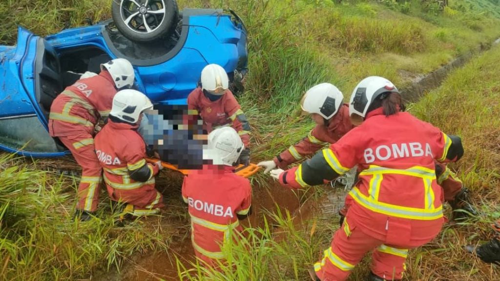 Car Overturns on Pan-Borneo Highway 4 Men Injured in Morning Accident