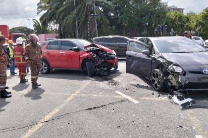 Elderly man and woman Escape Unharmed in Collision at Jalan Tun Razak, Kuching