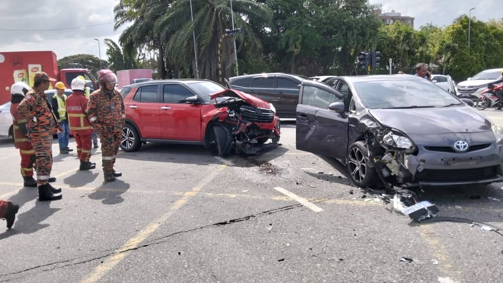 Elderly man and woman Escape Unharmed in Collision at Jalan Tun Razak, Kuching