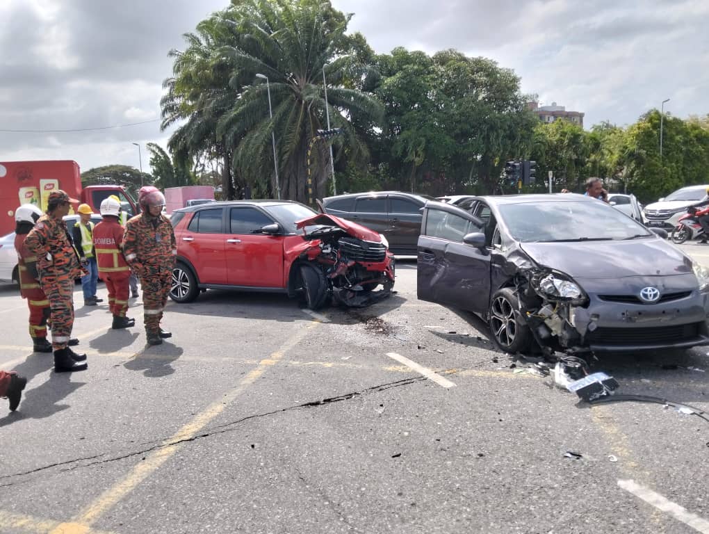 Elderly man and woman Escape Unharmed in Collision at Jalan Tun Razak, Kuching