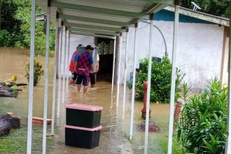 Flood Forces Evacuation of Saratok School Amid Rapidly Rising Waters