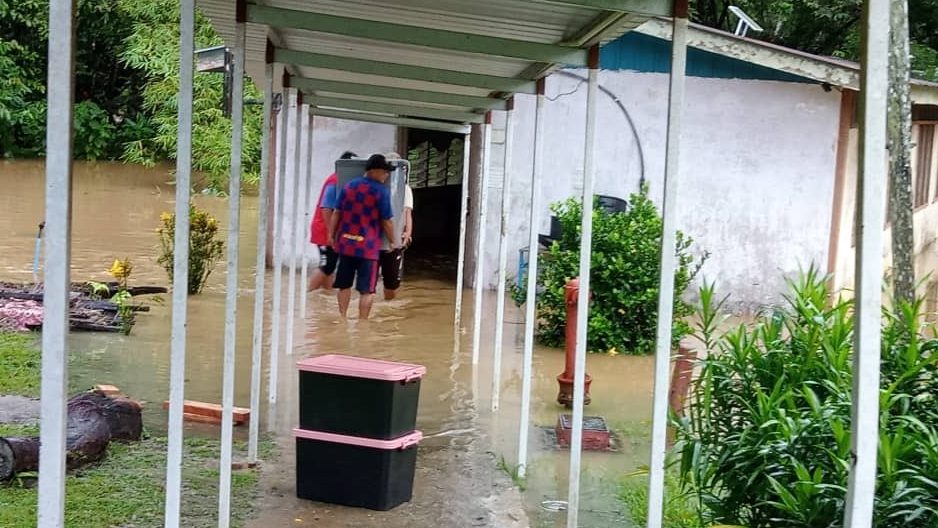 Flood Forces Evacuation of Saratok School Amid Rapidly Rising Waters