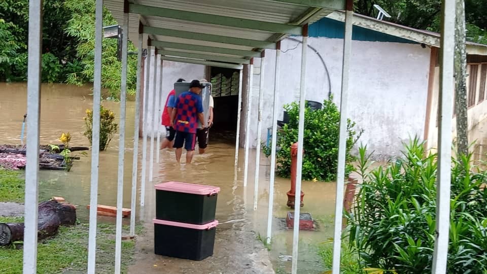 Flood Forces Evacuation of Saratok School Amid Rapidly Rising Waters