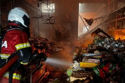 Jalan Padungan Fire Fiery Inferno Destroys Three Shophouses in Kuching