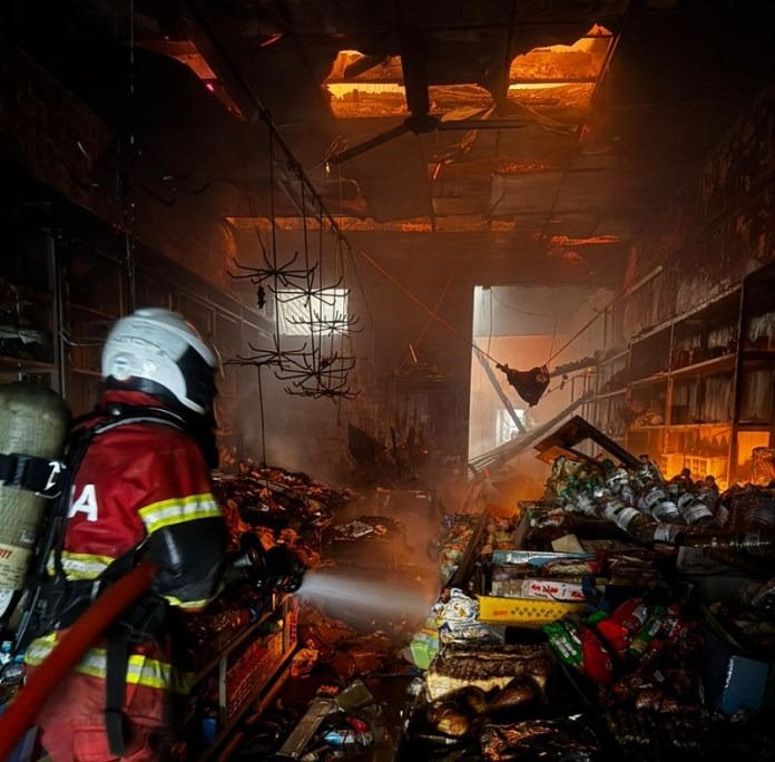 Jalan Padungan Fire  Fiery Inferno Destroys Three Shophouses in Kuching