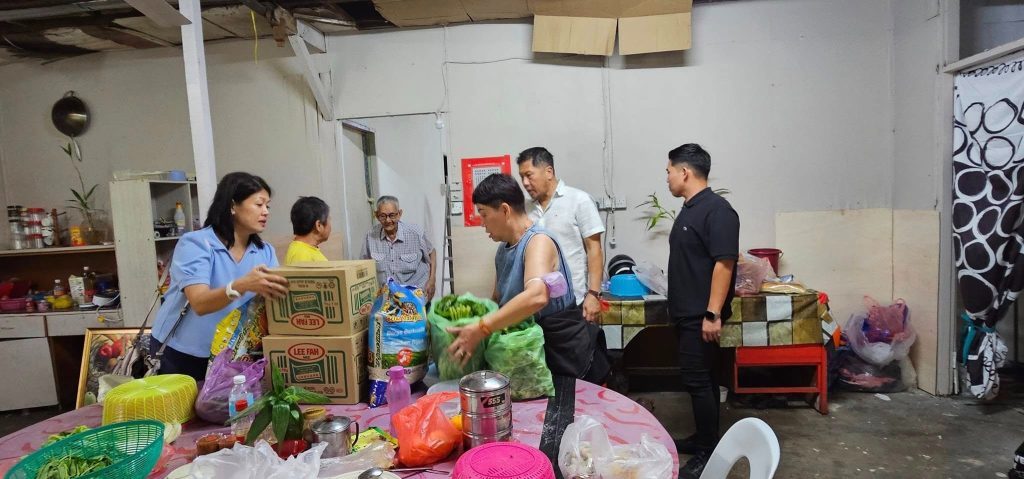 Kindness in Action: Kapitan Tan Kun Gee and Team Deliver Food Aid to the Needy