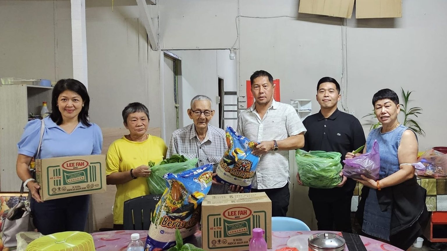 Kindness in Action: Kapitan Tan Kun Gee and Team Deliver Food Aid to the Needy