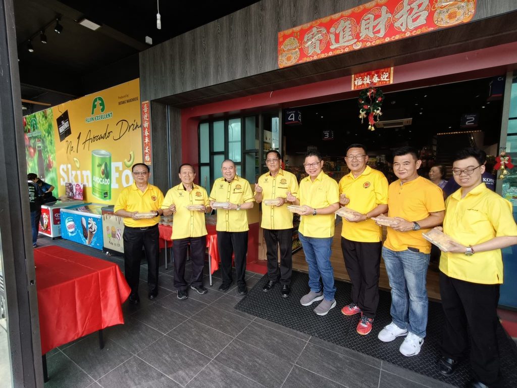 Kuching Residents Treated to Free Vegetarian Lunch by Team Share Love