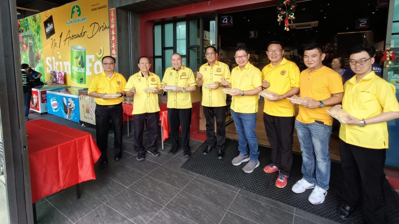 Kuching Residents Treated to Free Vegetarian Lunch by Team Share Love