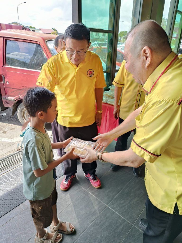 Kuching Residents Treated to Free Vegetarian Lunch by Team Share Love