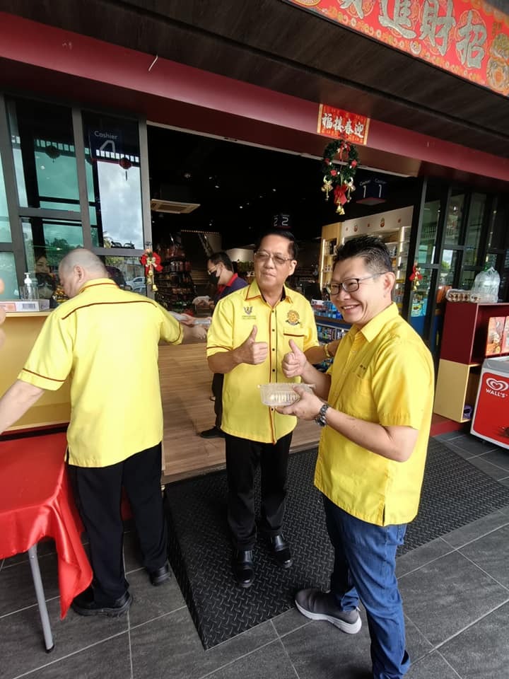 Kuching Residents Treated to Free Vegetarian Lunch by Team Share Love