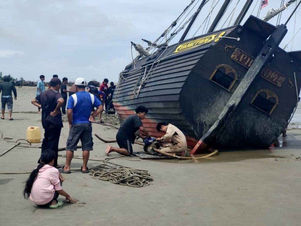 Russian Yacht Crew Rescued After Sandbar Mishap Near Kuala Oya Beach