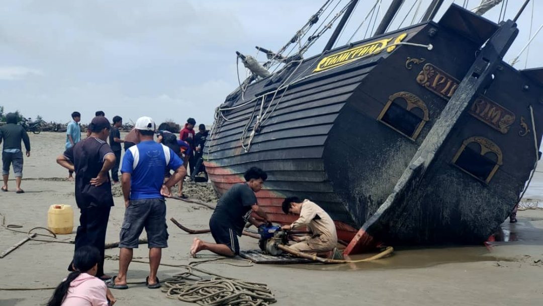 Russian Yacht Crew Rescued After Sandbar Mishap Near Kuala Oya Beach