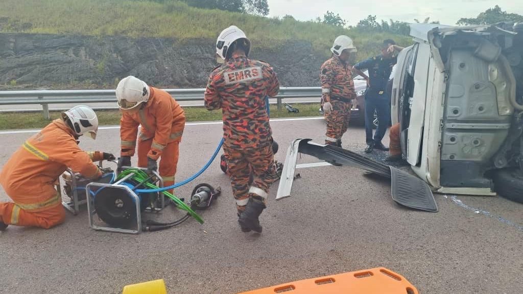 Seven Survive Scary Crash on Pan Borneo Highway Near Kampung Pentik