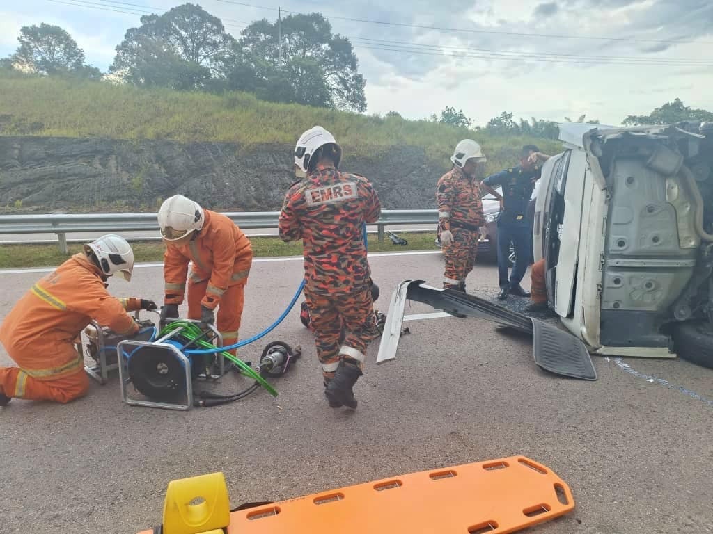 Seven Survive Scary Crash on Pan Borneo Highway Near Kampung Pentik