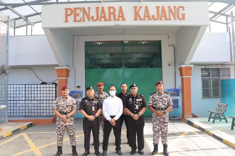 Sultan of Selangor Pardons First Prisoner with PhD on His Birthday