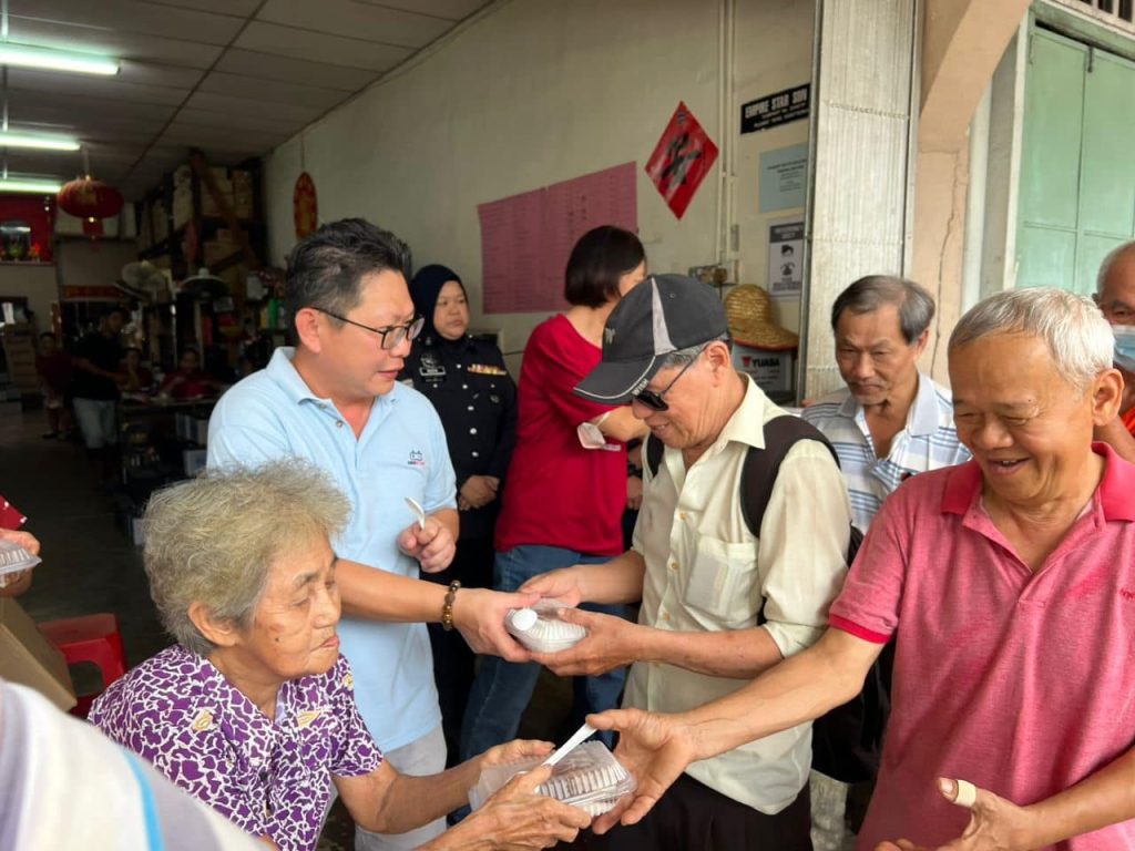 Team Dynamic Kuching Spreads Love with Free Vegetarian Meals