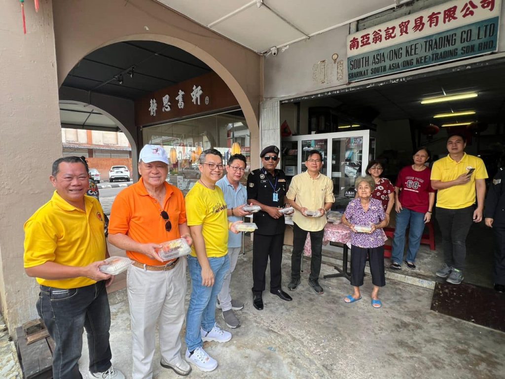 Team Dynamic Kuching Spreads Love with Free Vegetarian Meals