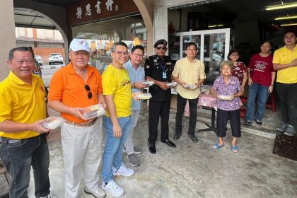 Team Dynamic Kuching Spreads Love with Free Vegetarian Meals