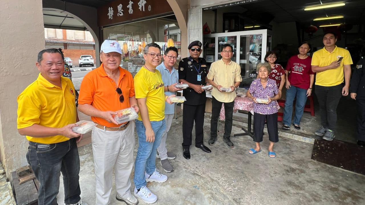 Team Dynamic Kuching Spreads Love with Free Vegetarian Meals