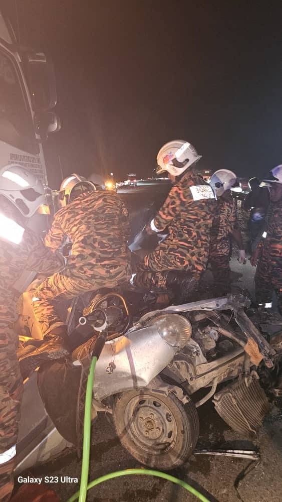 Tragic Collision Two Dead in Perodua Kancil and Trailer Crash on Pan-Borneo