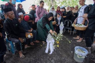 Tragic Farewell Nurul Asikin Lan Laid to Rest Amid Tears and Prayers