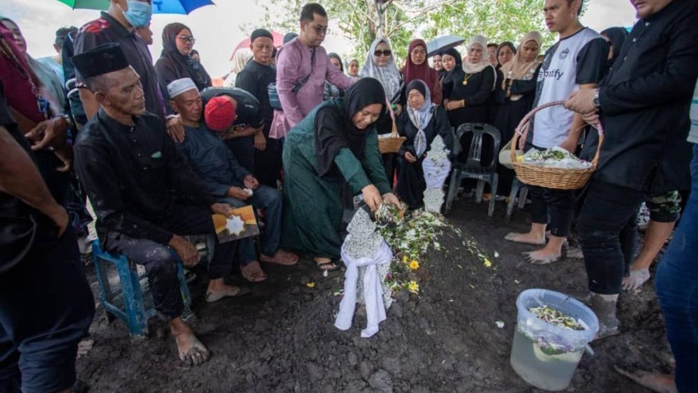 Tragic Farewell Nurul Asikin Lan Laid to Rest Amid Tears and Prayers