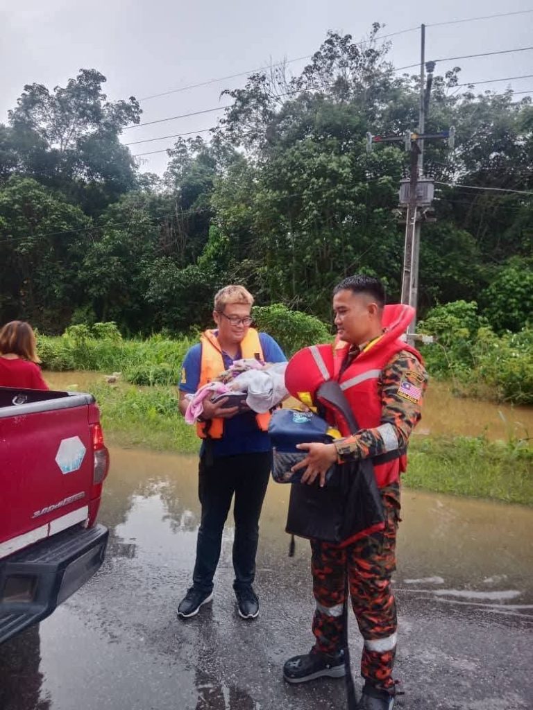 Bomba Rescues Flood-Stranded Family at Jalan Lukut-Penyulau