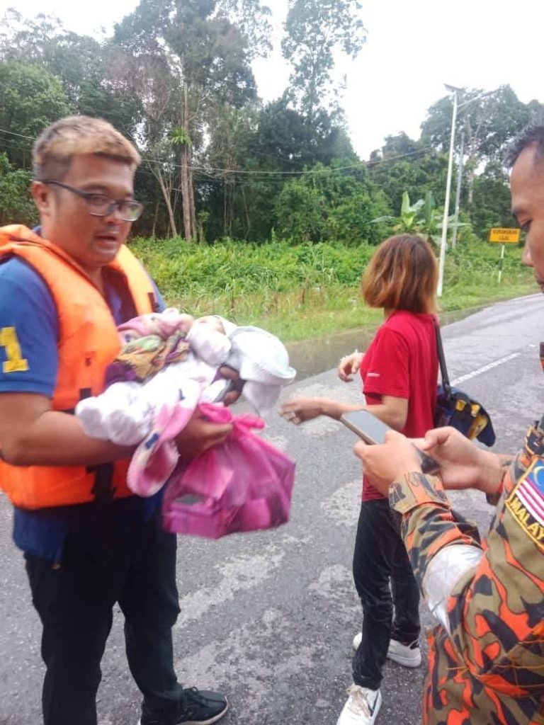 Bomba Rescues Flood-Stranded Family at Jalan Lukut-Penyulau