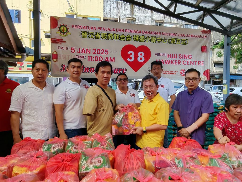 Dr. Sim Kui Hian Joins Charity Food Aid Program to Support Sarawakians