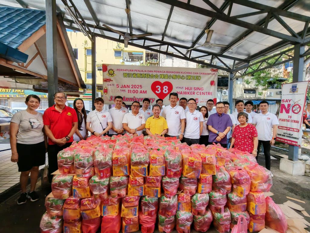 Dr. Sim Kui Hian Joins Charity Food Aid Program to Support Sarawakians