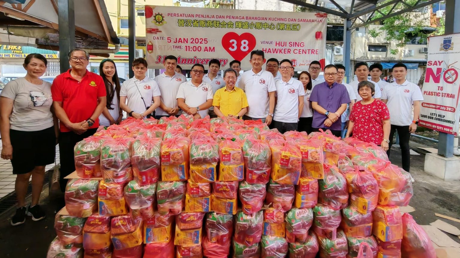 Dr. Sim Kui Hian Joins Charity Food Aid Program to Support Sarawakians