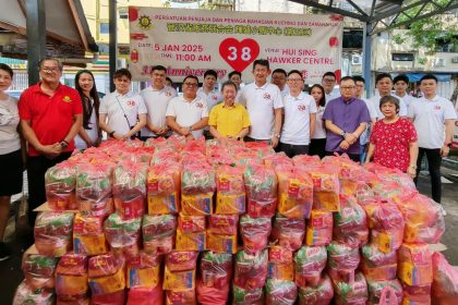 Dr. Sim Kui Hian Joins Charity Food Aid Program to Support Sarawakians