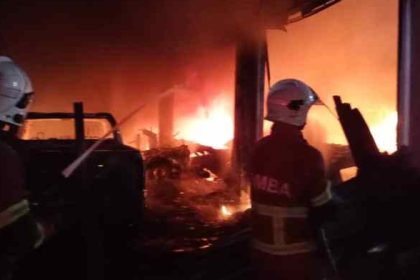 Early Morning Blaze in Miri Destroys 5 Vehicles at Auto Repair Shop