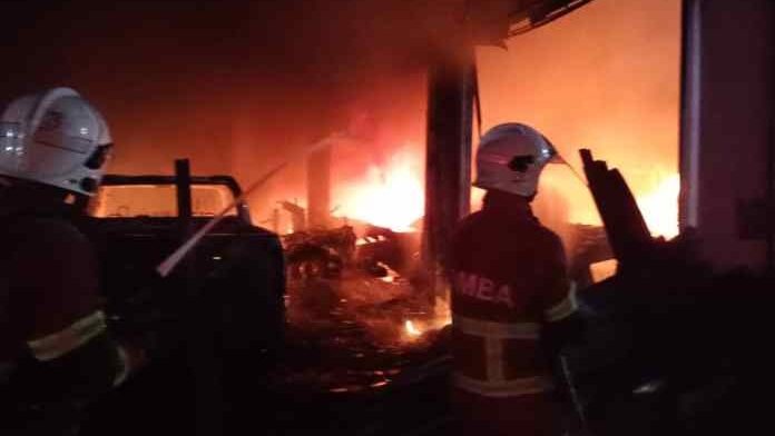 Early Morning Blaze in Miri Destroys 5 Vehicles at Auto Repair Shop