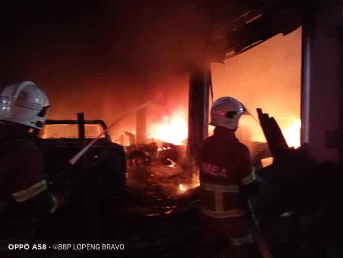 Early Morning Blaze in Miri Destroys 5 Vehicles at Auto Repair Shop