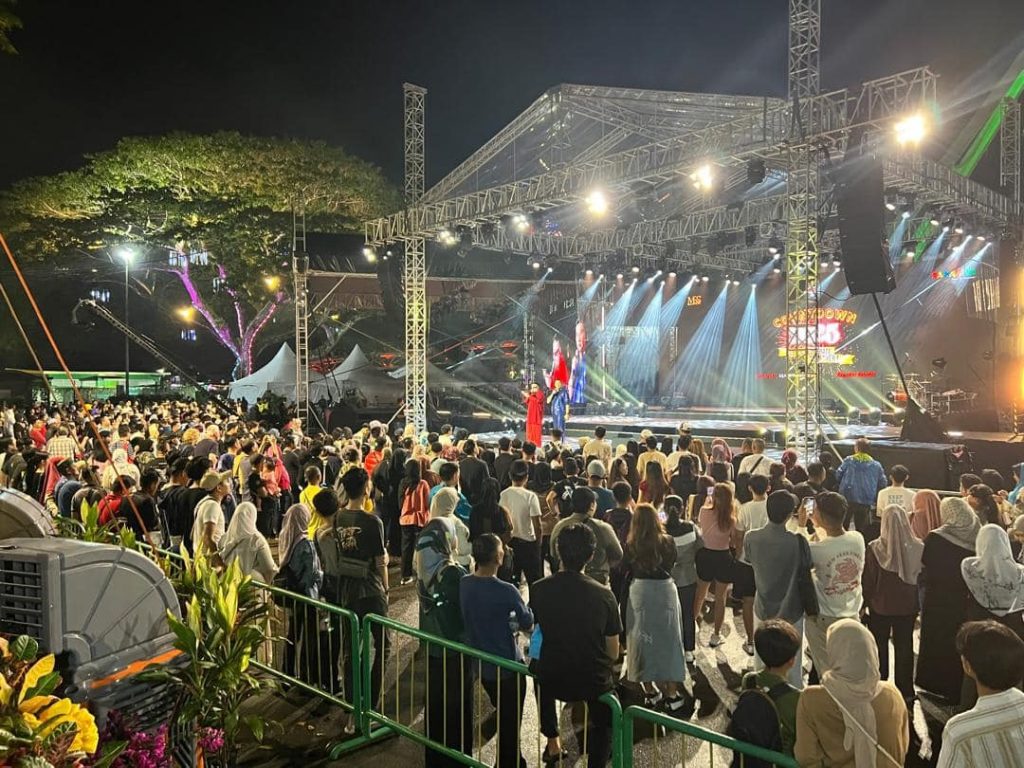 Kuching Celebrates 2025 with Exciting Waterfront Event