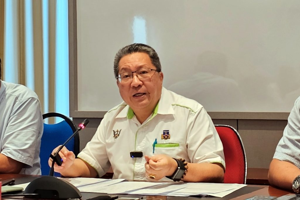 Kuching Mayor Calls on Residents to Fight Illegal Loan Ads in MBKS Areas