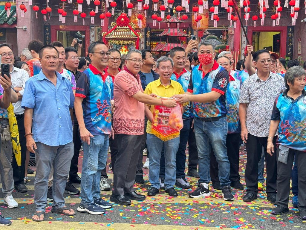 Kuching Teochew Association’s Lantern Float Parade Lights Up the City