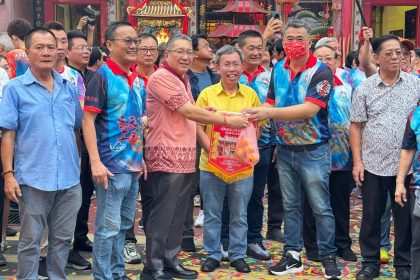 Kuching Teochew Association’s Lantern Float Parade Lights Up the City