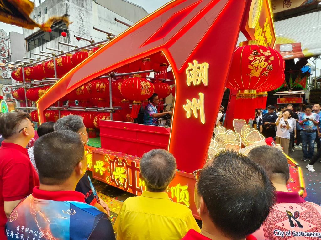 Kuching Teochew Association’s Lantern Float Parade Lights Up the City