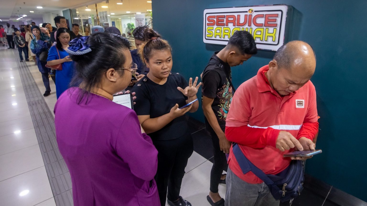 Long Queues Frustrate Sarawakians Over SKAS Registration Issues