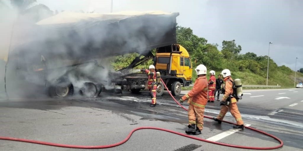 Lorry Carrying Oil Palm Fruits Catches Fire Near Batu Niah Junction