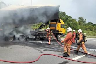 Lorry Carrying Oil Palm Fruits Catches Fire Near Batu Niah Junction