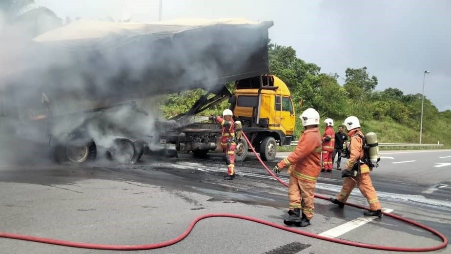 Lorry Carrying Oil Palm Fruits Catches Fire Near Batu Niah Junction