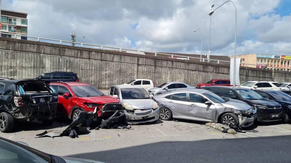 Luxurious Car Crashes Into 7 Parked Vehicles Near 3rd Mile Flyover