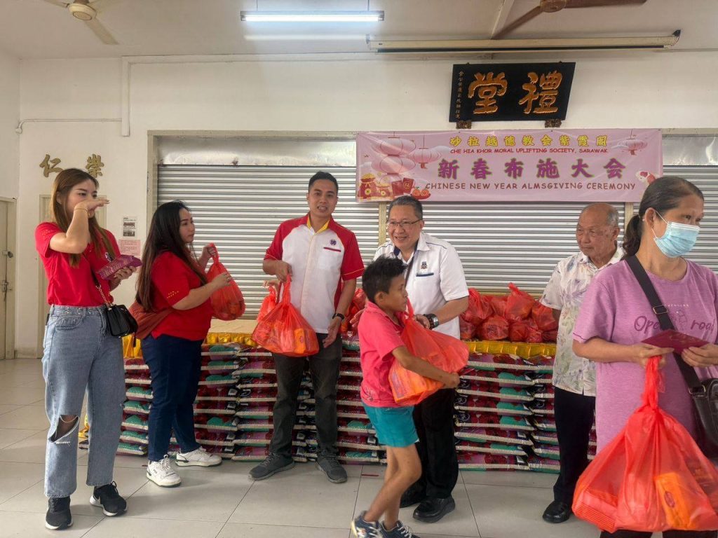 Mayor Wee Hong Seng Leads Successful CNY Alms Giving in Kuching 2025